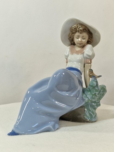 Pre owned porcelain - pre-owned, figurine