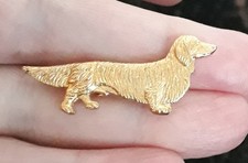 LONG HAIRED DACHSHUND KENART GOLD COLOUR METAL DOG BROOCH