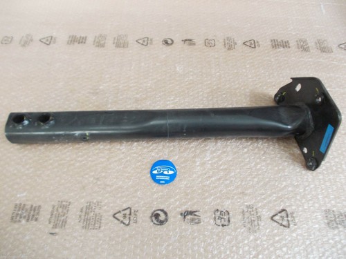 Cross member strut front - member, right