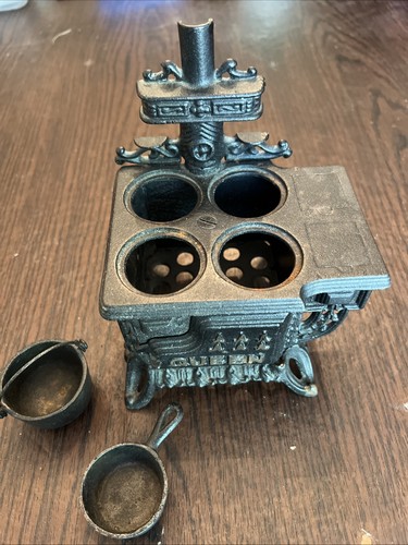 Vintage toy cast iron queen - toy,