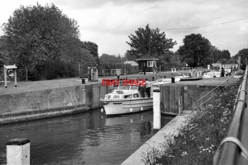 Photo 1974 surrey chertsey - surrey,