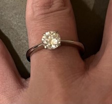 Stunning 18ct White Gold 0.95