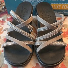 Women’s 8 1/2 black Skechers