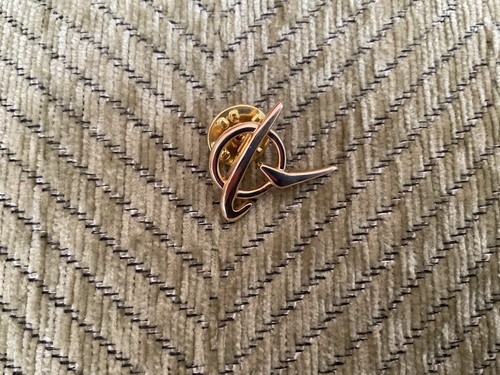Boeing gold symbol pin badge - symbol,