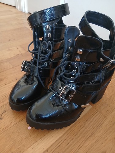 Bnwt truffle collection black - bnwt,