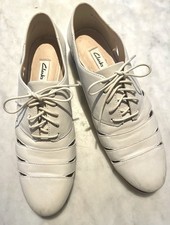 Women’s Oxford Style Shoes In Pale Ivory Leather Size 6 (39) with cut out sides.