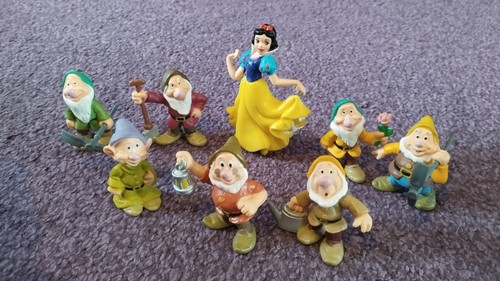Snow white and dwarfs - white,