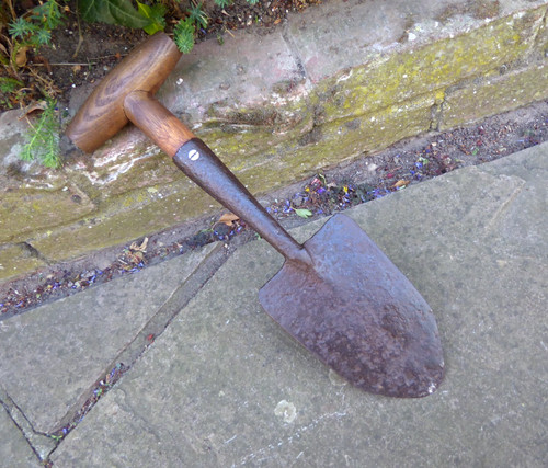 Vintage strawberry spade - ,
