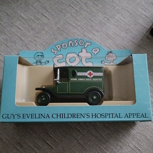 Lledo red cross ambulance guys - lledo,
