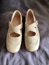 TRUEFORM CROSS STRAP MARY JANE