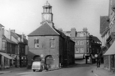 PHOTO  BUCKS 1955 CHESHAM OLD MARKET HALL. MORRIS MINOR TRAVELLER ON PAVEMENT