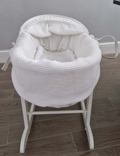 Moses basket with retractable