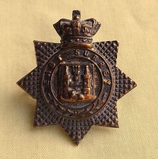 BRASS QVC EAST SURREY REGIMENT CAP BADGE - D134