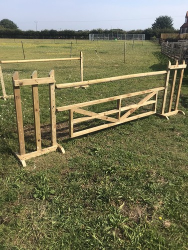 Hanging gate horse jump - gate, wings