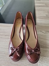 Clarks Court Leather Shoes Whit Bow Size 5 UK great condition