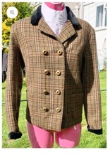 BROWN TWEED LEADERS JACKET LEAD REIN IN HAND SHOWING SIZE 10 NAVY COLLAR