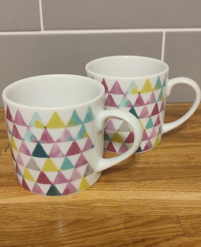 Graphic print triangle - 2,