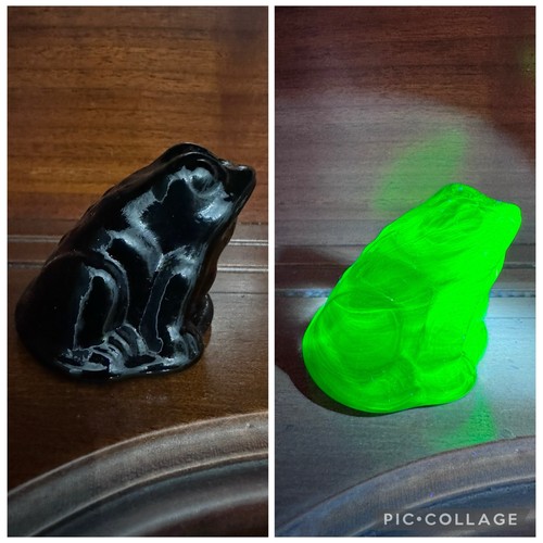 Glowing frog art glass dark - glass,