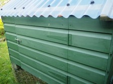 QUALITY BUILT CHICKEN HOUSE+STAND+FEED POTS-New roof & paintwork. NEW PRICE