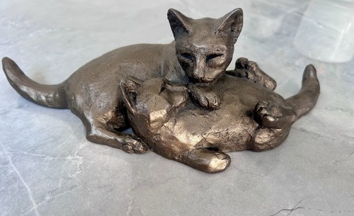 Frith sculpture cats playing - sculpture,