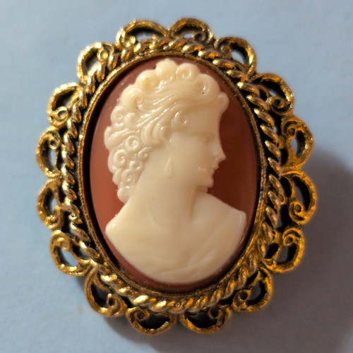 Vintage cameo brooch gold tone - cameo,