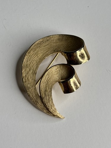 Vintage trifari singed crown - trifari, w/crown