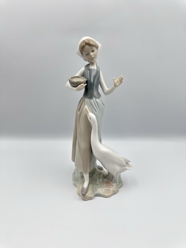 Lladro figurine girl - lladro,