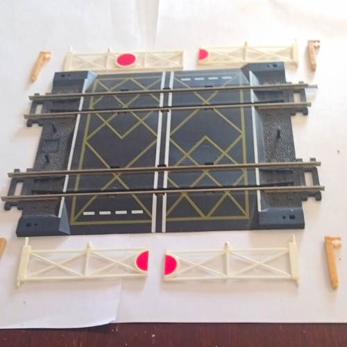 Hornby gauge level crossing - level,