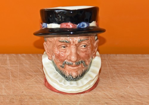 Royal doulton small - doulton, beefeater