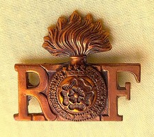 BRASS ROYAL FUSILIERS WW1 SHOULDER TITLE - D148