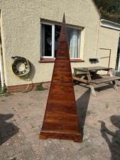Triangular chest of drawers