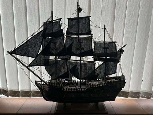 Black pearl pirate ship model - black,