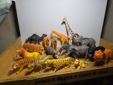 LOT 17 medium large Zoo Safari