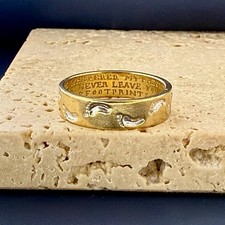 9ct Yellow Gold Band Ring with Footprints in the Sand Engraving – Size P½