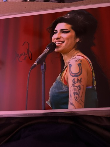 Amy winehouse signed 8x10 coa - signed,