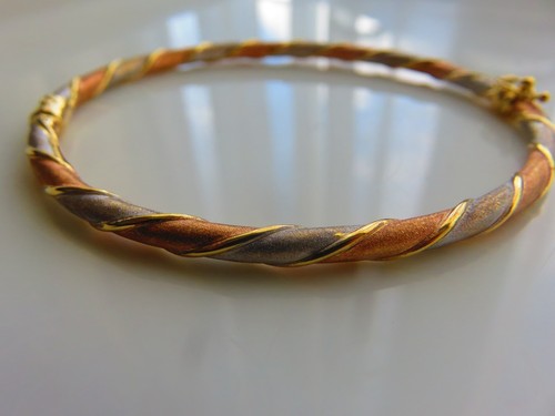 Gold hinged bangle carat - 9,