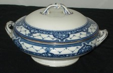 LARGE EARLY WEDGWOOD BLUE & WHITE TUREEN SYLVIA PATTERN IN FAIRLY GOOD CONDITION