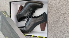 Black Leather Lace up 'Cava'