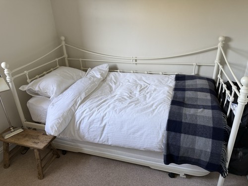 Single metal bed - +,