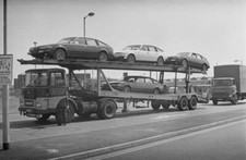 Lorry carrying Rover SD1 by