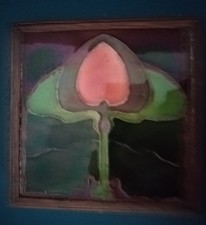 VINTAGE ART NOUVEAU TUBELINED TILE IN WOODEN TRIVET. LOVELY DEEP COLOURS.