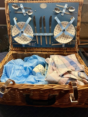 Picnic basket tea set - basket, /