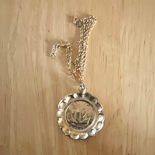 Silver tone elizabeth coin - ii,