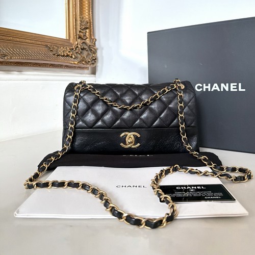 Chanel medium black flap - medium,