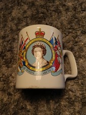 Vintage Royal Collectable Queen Elizabeth Silver Jubilee Mug (2)