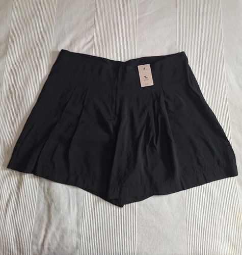Nwt woman black pleated - nwt,