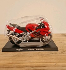 MAISTO Diecast Motorbike - Red Honda CBR600F4  - Scale 1:18 with Plinth