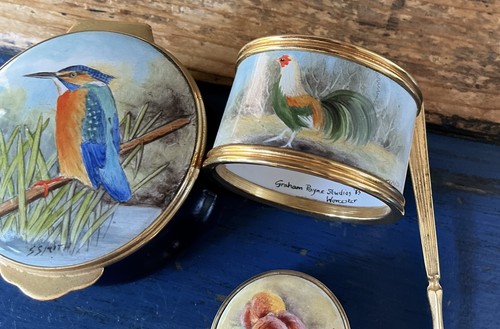 Hand painted boxed enamel pill - hand,