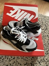 NIKE HUARACHE RUN GS Junior Size Uk5 Black Or White Red Brand-New Trainers￼￼￼￼￼