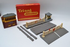Triang R70 level crossing boxed R72 gate keepers hut R61 signal box